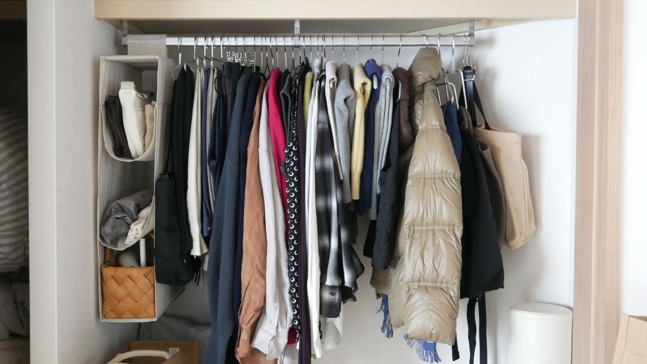 服を手放す前のクローゼットの様子(ビフォー)