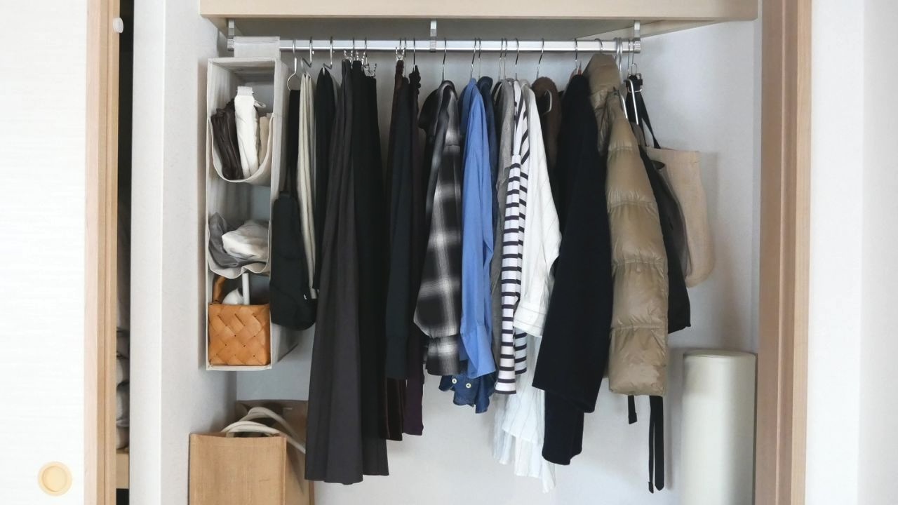 服を手放してすっきりしたクローゼットの様子(アフター)